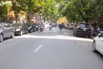 Phố Dã Tượng ôtô đỗ dọc 2 bên tuyến đường dù chỉ một bên được cấp phép trông giữ xe đúng quy định. (Ảnh: Doãn Đức/Vietnam+)