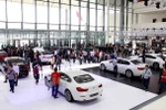 Triển lãm BMW thu hút sự đông đảo của khách hàng đến tham quan. (Ảnh: Doãn Đức/Vietnam+)