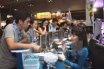 Hành khách mua vé máy bay của Vietnam Airlines. (Ảnh: Phương Vy/TTXVN)