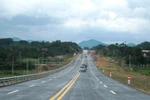Đường cao tốc Nội Bài-Lào Cai đoạn Yên Bái-Lào Cai được mở rộng từ 2 lên 4 làn xe. (Ảnh: Việt Hùng/Vietnam+)