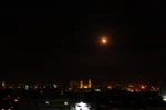 Tên lửa đất đối không được lực lượng phòng không Syria phóng lên bầu trời Damascus sau đợt tấn công của liên quân Mỹ-Anh-Pháp. (Nguồn: THX/TTXVN)