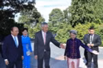 Thủ tướng Singapore Lý Hiển Long đón Thủ tướng Nguyễn Xuân Phúc và Phu nhân. (Ảnh: Thống Nhất/TTXVN)