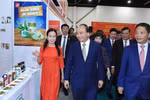 Thủ tướng Nguyễn Xuân Phúc tham quan các gian hàng. (Ảnh: Thống Nhất/TTXVN)