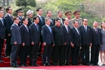 Tổng thống Hàn Quốc Moon Jae-in và Nhà lãnh đạo Triều Tiên Kim Jong-un cùng các quan chức và trợ lý cấp cao hai nước chụp ảnh lưu niệm tại quảng trường ở làng đình chiến Panmunjom. (Nguồn: YONHAP/TTXVN)