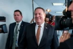 Tân Ngoại trưởng Mỹ Mike Pompeo (giữa). (Nguồn: EFE/TTXVN)