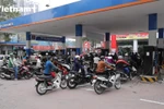 [Video] Lo giá xăng lập đỉnh, người dân Hà Nội thi nhau 'đổ đầy bình'