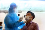 Cán bộ y tế lấy mẫu xét nghiệm cho người dân phường Hà Huy Tập, thành phố Vinh, tỉnh Nghệ An (sáng 14/6/2021). (Ảnh: Tá Chuyên/TTXVN)