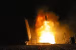 Tàu khu trục USS Monterey phóng tên lửa tấn công Tomahawk. (Nguồn: AFP/TTXVN) 