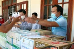 Các doanh nghiệp và nhà hảo tâm trao tặng nhu yếu phẩm thiết yếu cho các đơn vị làm nhiệm vụ phòng, chống dịch COVID-19 ở Quảng Nam. (Ảnh: Trần Tĩnh/TTXVN) 