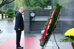 Video Tổng thống Nga Vladimir Putin đặt vòng hoa tại Lăng Chủ tịch Hồ Chí Minh