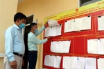 Danh sách người ứng cử Đại biểu Quốc hội khóa XV và Hội đồng Nhân dân được niêm yết công khai tại trụ sở xã Phú Thịnh, huyện Yên Bình, tỉnh Yên Bái. (Ảnh: Việt Dũng/TTXVN) 