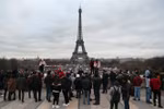 Khách du lịch chụp ảnh bên Tháp Eiffel ở thủ đô Paris, Pháp. (Ảnh: AFP/TTXVN)