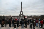 Khách du lịch chụp ảnh bên Tháp Eiffel ở thủ đô Paris, Pháp. (Ảnh: AFP/TTXVN)