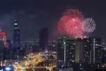 Thành phố Hồ Chí Minh sẽ bắn pháo hoa nghệ thuật vào tối 30/4 (từ 21 giờ đến 21 giờ 15 phút) tại hai địa điểm. (Ảnh: Quang Nhựt/TTXVN) 