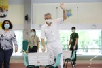 Thủ tướng Singapore Lý Hiển Long bỏ phiếu tại điểm bầu cử thủ đô Singapore ngày 10/7/2020. (Nguồn: AFP/TTXVN) 