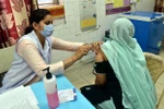 Nhân viên y tế tiêm vaccine phòng COVID-19 cho người dân tại New Delhi, Ấn Độ, ngày 15/5/2021. (Nguồn: THX/TTXVN) 