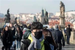 Người dân đeo khẩu trang để phòng tránh lây nhiễm COVID-19 tại Prague, Cộng Séc, ngày 27/1/2020. (Nguồn: AFP/TTXVN) 