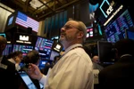 Giao dịch viên tại Sàn giao dịch chứng khoán New York, Mỹ. (Nguồn: THX/TTXVN) 