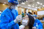 Lấy mẫu xét nghiệm COVID-19. (Ảnh: Thành Đạt/TTXVN) 