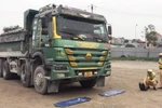 Lực lượng Cảnh sát giao thông kiểm tra tải trọng xe. (Nguồn: CSGT)