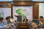 Phó Thủ tướng Trịnh Đình Dũng chủ trì cuộc họp chỉ huy công tác phòng, chống cơn bão số 9 tại Sở chỉ huy tiền phương. (Ảnh: Quốc Dũng/TTXVN) 