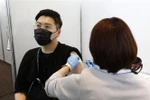 Nhân viên y tế tiêm vaccine ngừa COVID-19 cho người dân tại Tokyo, Nhật Bản ngày 25/6/2021. (Ảnh: AFP/TTXVN) 