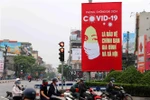 Tranh cổ động tuyên truyền về COVID-19 được đặt ở các điểm nút giao thông của Hà Nội. (Ảnh: Thanh Tùng/TTXVN) 