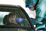 Nhân viên y tế lấy mẫu xét nghiệm COVID-19 tại Burgos, Tây Ban Nha ngày 28/3/2020. (Nguồn: AFP/TTXVN) 