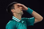 Tay vợt người Serbia Novak Djokovic trong trận đấu với tay vợt người Đức Alexander Zverev tại giải Australia mở rộng ở Melbourne ngày 16/2/2021. (Ảnh: AFP/TTXVN) 