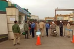 Kiểm tra thân nhiệt tại công ty có nhiều người là công dân Trung Quốc và Hàn Quốc làm việc tại Hải Phòng. (Nguồn: TTXVN) 