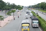 Lượng xe vận tải, container lưu thông khá đông trên tuyến 'luồng xanh' qua Thành phố Hồ Chí Minh. (Ảnh: Tiến Lực/TTXVN) 