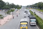 Lượng xe vận tải, container lưu thông khá đông trên tuyến 'luồng xanh' qua Thành phố Hồ Chí Minh. (Ảnh: Tiến Lực/TTXVN) 