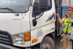 Lực lượng Cảnh sát giao thông đã tiến hành lập biên bản, tạm giữ phương tiện của tài xế T. (Ảnh: Cục Cảnh sát giao thông)