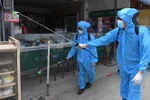Phun thuốc khử trùng nhằm ngăn dịch COVID-19 lây lan tại tỉnh Kandal, Campuchia ngày 5/4/2021. (Nguồn: AFP/TTXVN) 