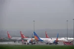 Máy bay đỗ tại sân bay Leeds Bradford, Anh ngày 16/8/2020. (Nguồn: AFP/TTXVN) 