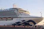 Du thuyền Diamond Princess được cách ly tại cảng Yokohama của Nhật Bản sau khi nhà chức trách phát hiện các trường hợp nhiễm dịch viêm đường hô hấp cấp COVID-19, ngày 6/2/2020. (Nguồn: THX/TTXVN) 