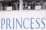 Hành khách trên du thuyền Diamond Princess tại cảng Daikoku, Yokohama, Nhật Bản, ngày 14/2/2020. (Nguồn: AFP/TTXVN) 