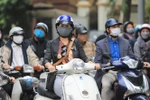 Khá nhiều người dân ưa chuộng khẩu trang vải vì sự tiện dụng khi ra đường. (Ảnh: Thành Đạt/TTXVN) 