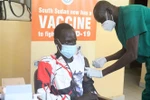 Nhân viên y tế tiêm vaccine phòng COVID-19 cho người dân tại Juba, Nam Sudan, ngày 20/5/2021. (Nguồn: THX/TTXVN) 