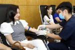 Cán bộ, công chức, đoàn viên, thanh niên tham gia hiến máu tình nguyện cho các bệnh nhi đang điều trị tại Bệnh viện Nhi Trung ương. (Ảnh: Văn Điệp/TTXVN) 