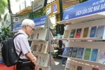 Người dân tham quan khu vực trưng bày sách của các nhà báo. (Ảnh: Thu Hương/TTXVN)