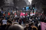Biểu tình phản đối dự luật cải cách hưu trí của Chính phủ tại Paris, Pháp ngày 16/2/2023. (Ảnh: THX/TTXVN)