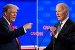 Tổng thống Mỹ Joe Biden (phải) và cựu Tổng thống Donald Trump tại cuộc tranh luận trực tiếp đầu tiên ở Atlanta, bang Georgia, Mỹ, ngày 27/6/2024. (Ảnh: CNN/TTXVN)