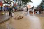 Chiến sỹ Trung đoàn 1, Sư đoàn 324, Quân khu 4 dọn dẹp bùn đất, đường xá... tại huyện Lệ Thủy. (Ảnh: Danh Lam/TTXVN) 