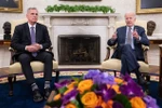 Tổng thống Mỹ Joe Biden (phải) và Chủ tịch Hạ viện Kevin McCarthy trong cuộc đàm phán về trần nợ công, ở Nhà Trắng, Washington, DC., ngày 22/5/2023. (Ảnh: AFP/TTXVN)