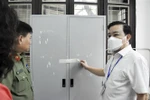 Phó Chủ tịch Ủy ban Nhân dân thành phố Chử Xuân Dũng, kiểm tra tủ đựng đề thi của điểm thi Trường Trung học phổ thông Phan Đình Phùng (quận Ba Đình, Hà Nội). (Ảnh: Nguyễn Cúc/TTXVN) 