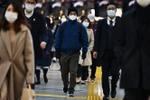 Người dân đeo khẩu trang để phòng tránh lây nhiễm COVID-19 tại nhà ga tàu hỏa ở Tokyo, Nhật Bản, ngày 28/2/2020. (Nguồn: AFP/TTXVN) 