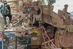 Lực lượng chức năng kiểm tra khu vực lán trại với nhiều dụng cụ, máy móc bị bỏ lại. (Nguồn: Báo Thừa Thiên-Huế) 