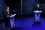 Phó Tổng thống Mỹ Kamala Harris (phải) và ứng cử viên đảng Cộng hòa, cựu Tổng thống Donald Trump trong cuộc tranh luận trực tiếp đầu tiên tại Philadelphia, Pennsylvania, tối 10/9/2024. (Ảnh: REUTERS/TTXVN)