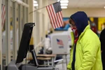 Cử tri Mỹ bỏ phiếu trong Ngày tổng tuyển cử tại điểm bầu cử ở Winchester, Virginia ngày 3/11/2020. (Nguồn: AFP/TTXVN) 